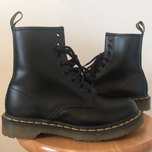 DR. MARTENS BLACK BOOTS